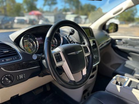 Used 2016 Chrysler Town & Country Touring image 12