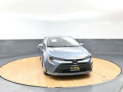 Used 2025 Toyota Corolla LE FWD image 3