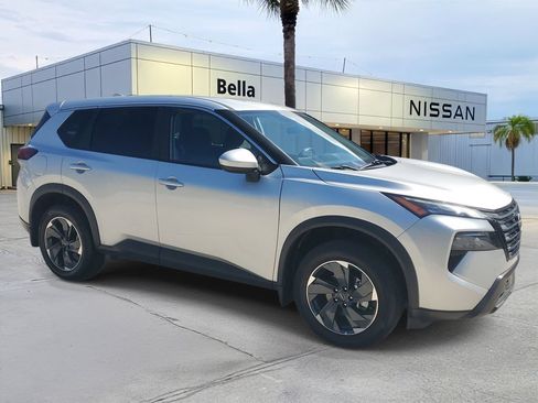 Used 2024 Nissan Rogue SV FWD image 8