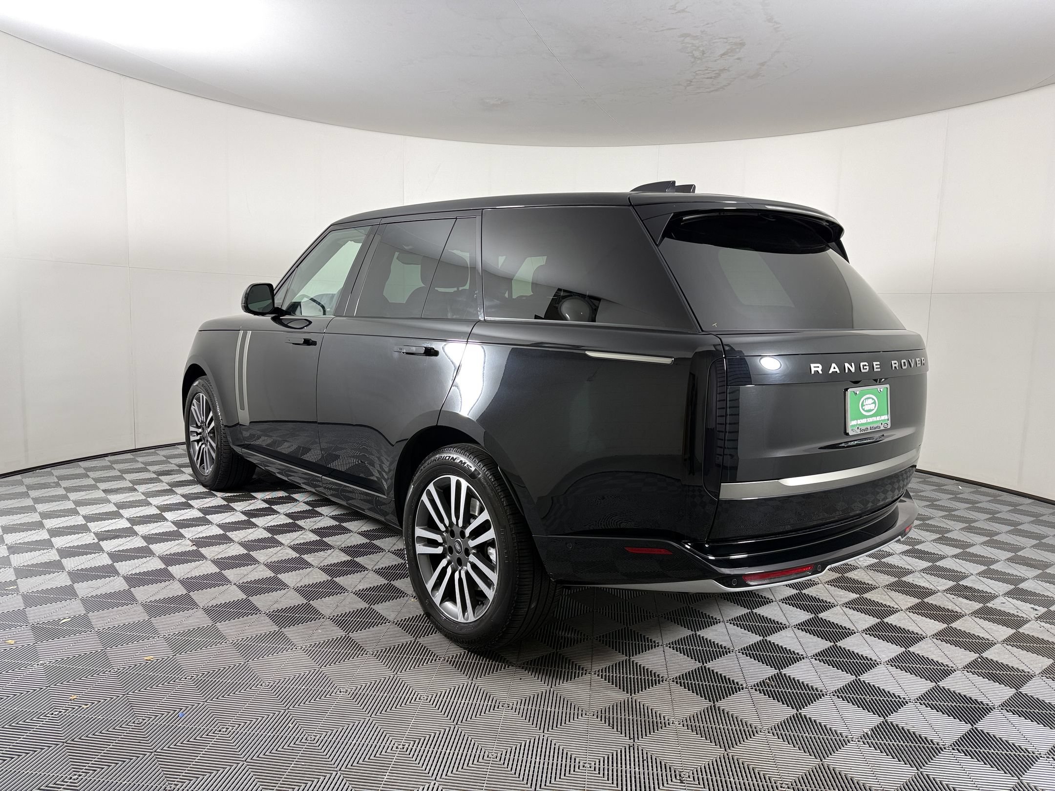 Used 2025 Land Rover Range Rover SE AWD/4WD image 3
