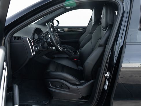 Used 2023 Porsche Cayenne Platinum Edition AWD/4WD image 6