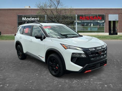 Certified 2025 Nissan Rogue SV image 5