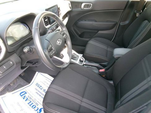 Used 2025 Hyundai Venue SEL FWD image 13