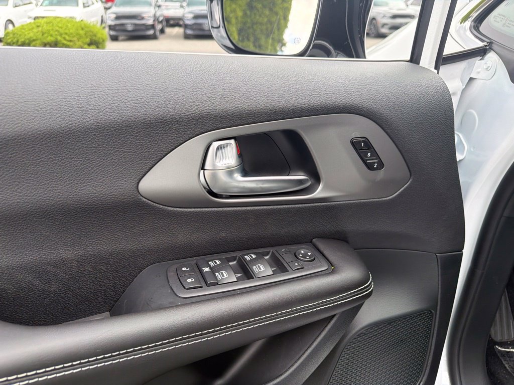New 2027 Chrysler Pacifica Select AWD/4WD image 15