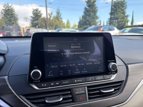 Used 2025 Nissan Altima 2.5 SV FWD image 20