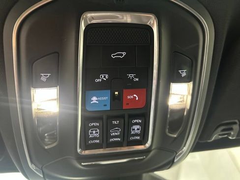 Used 2023 Jeep Wagoneer Series III w/ Premium Group I AWD/4WD image 17