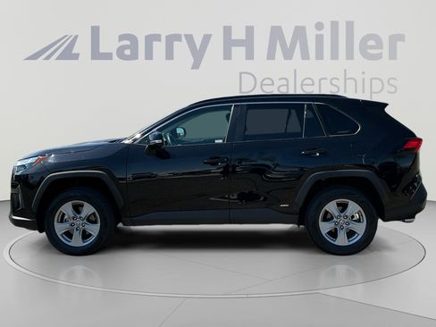 Used 2025 Toyota RAV4 XLE AWD/4WD image 2