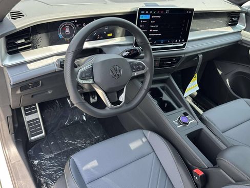 New 2026 Volkswagen Tiguan SE R-Line FWD image 10