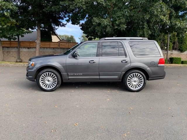 Used 2015 Lincoln Navigator 4WD image 2