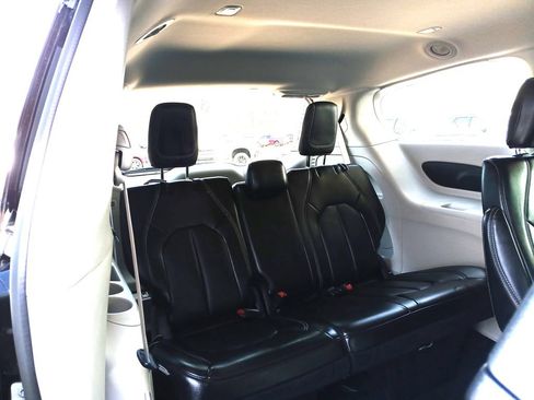 Used 2024 Chrysler Pacifica Touring-L image 25