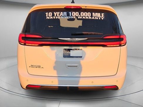Used 2024 Chrysler Pacifica Touring-L image 6