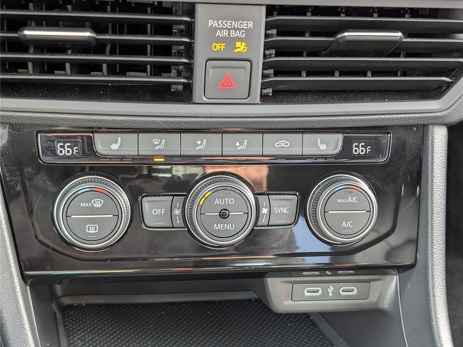 Used 2023 Volkswagen Jetta SE w/ Panoramic Sunroof Package FWD image 27