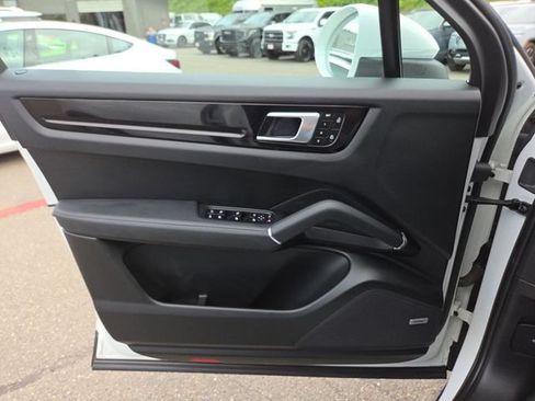 Used 2022 Porsche Cayenne AWD/4WD image 19