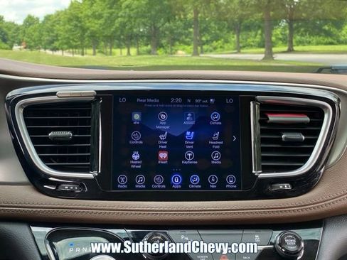 Used 2017 Chrysler Pacifica Limited FWD image 25
