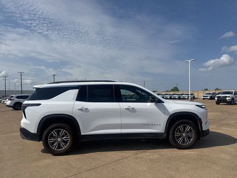 Used 2025 Chevrolet Traverse LT image 27