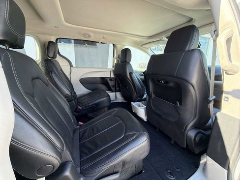 Used 2022 Chrysler Pacifica Touring-L image 14