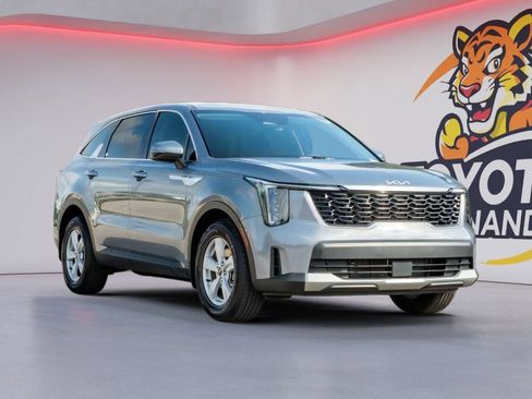 Used 2025 Kia Sorento LX FWD image 3