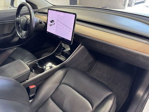 Used 2018 Tesla Model 3 Mid Range image 5