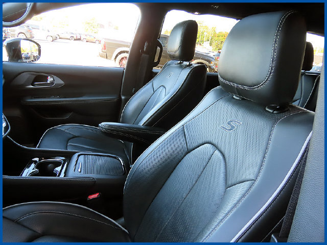 Used 2026 Chrysler Pacifica Limited w/ S Appearance Package FWD image 15