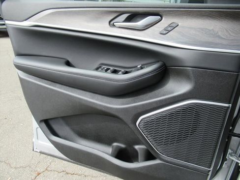 New 2026 Jeep Grand Cherokee Limited RWD image 17