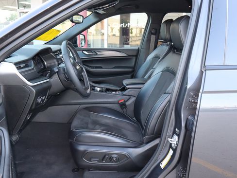 Used 2023 Jeep Grand Cherokee Altitude image 7