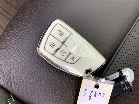 Used 2024 GMC Yukon XL Denali w/ Advanced Technology Package image 15