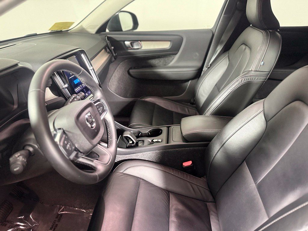 Used 2023 Volvo XC40 B5 Core w/ Convenience Package AWD/4WD image 19
