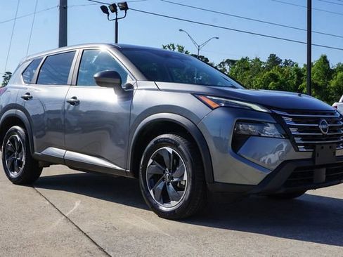Used 2024 Nissan Rogue SV AWD/4WD image 2