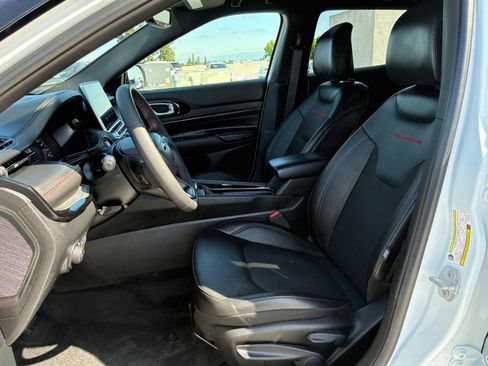 Used 2025 Jeep Compass Trailhawk image 27