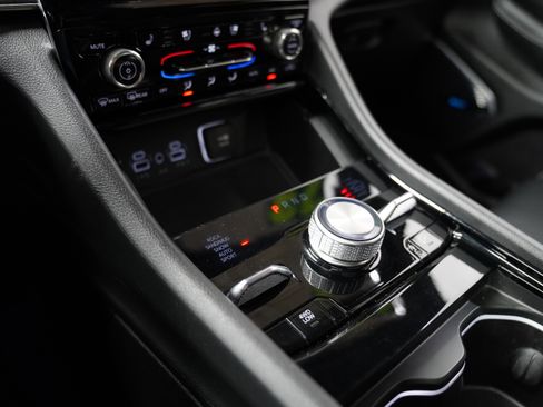 Used 2023 Jeep Grand Cherokee Overland w/ Advanced Protech Group III image 28