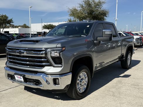 Used 2024 Chevrolet Silverado 2500 LTZ w/ LTZ Convenience Package image 9
