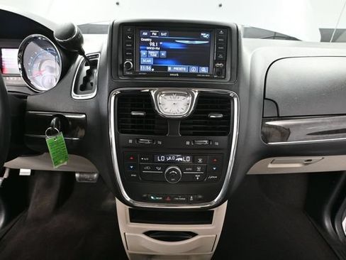 Used 2015 Chrysler Town & Country Touring FWD image 28