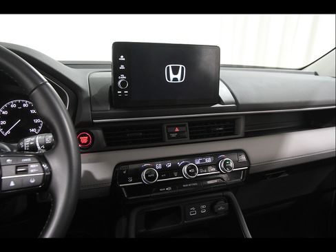 Used 2025 Honda Pilot Touring image 9