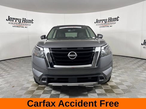 Used 2025 Nissan Pathfinder Platinum FWD image 3