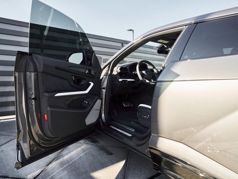 Used 2025 Lamborghini Urus SE image 29