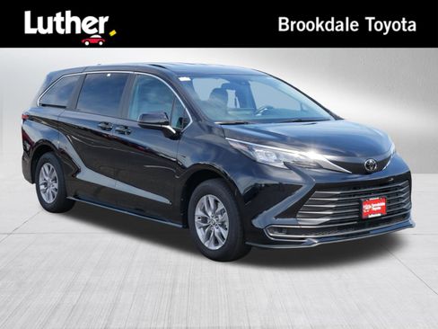 Certified 2026 Toyota Sienna LE FWD image 1