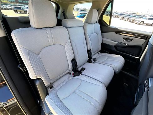 Used 2023 Honda Pilot LX image 18