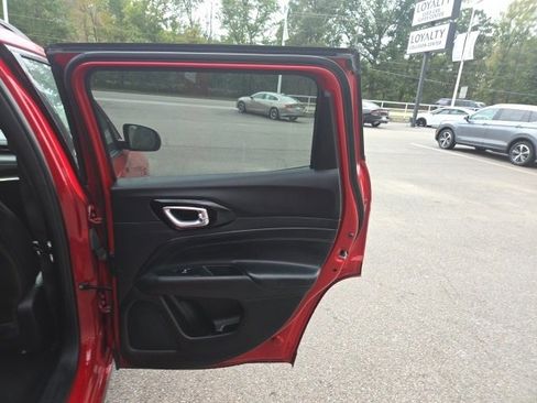 Used 2023 Jeep Compass Limited image 28