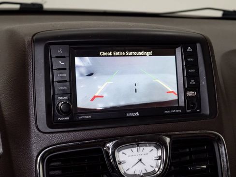 Used 2014 Chrysler Town & Country Touring FWD image 16
