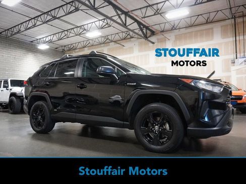 Used 2021 Toyota RAV4 LE AWD/4WD image 1
