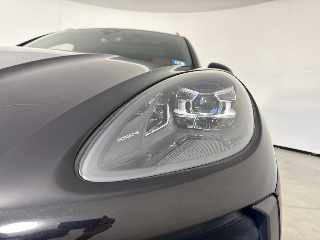 Certified 2021 Porsche Macan AWD/4WD image 11