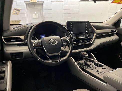 Used 2022 Toyota Highlander LE AWD/4WD image 11