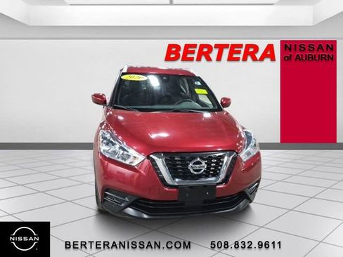 Used 2020 Nissan Kicks SV image 3