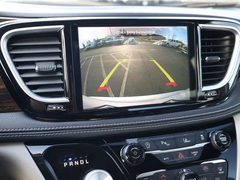 Used 2024 Chrysler Pacifica Limited image 18