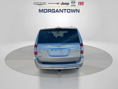 Used 2016 Chrysler Town & Country Touring-L image 6
