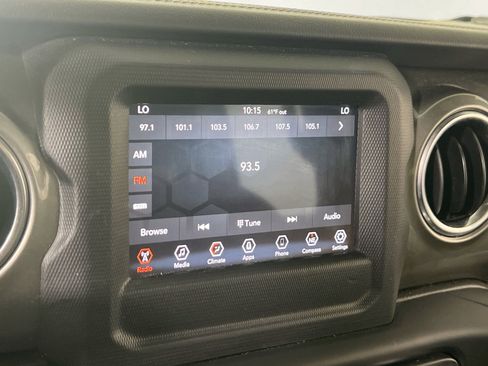 Used 2019 Jeep Wrangler Unlimited Sahara image 14
