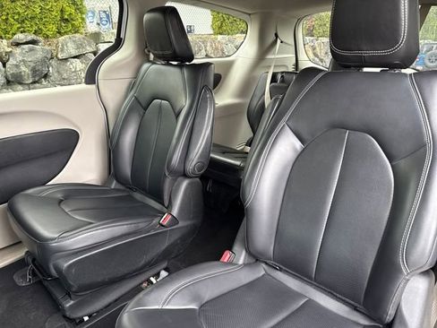 Used 2023 Chrysler Pacifica Touring-L image 22