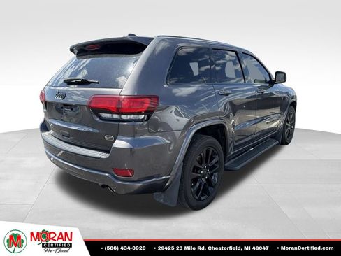 Used 2018 Jeep Grand Cherokee Altitude RWD image 3