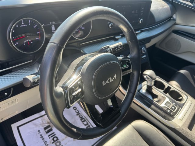Used 2023 Kia Carnival LX FWD image 13
