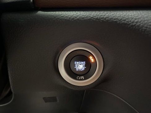 Used 2017 Chrysler Pacifica Limited w/ UConnect Theater Package image 17